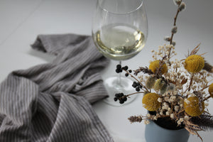 Passie voor duurzame wijn! Heerlijke witte wijn in een glas. Deze wijn is duurzaam en lekker. Van wijn moet je genieten, maar als het duurzaam kan dan is dat helemaal mooi! 